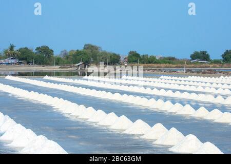 Un sacco di sale nel campo di sale a Samut sakhon , Thailandia Foto Stock