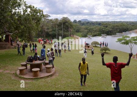 LILONGWE, MALAWI, AFRICA - 1 APRILE 2018: Due ragazzi in magliette gialle e rosse vicino al campo d'erba della diga di Kamuzu II, dove gli adolescenti africani sono h Foto Stock