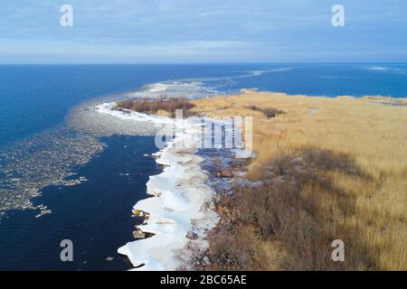 Giornata di marzo sul lago Ladoga (fotografia aerea). Regione di Leningrado, Russia Foto Stock