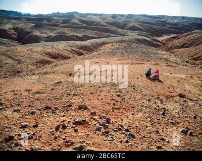 (200403) -- ALXA, 3 aprile 2020 (Xinhua) -- CE Geng (R) prende una classe online con la società di sua madre in Alxa Left Banner, regione Autonoma della Mongolia interna del nord della Cina, 1 aprile 2020. CE Geng, un quarto Grader di 9 anni di una scuola mongolo in Alxa Banner sinistra, si è spostato qui con i suoi genitori a guardare le pecore come il pastore che avevano assunto da altra provincia non è tornato a causa del focolaio di COVID-19. Il ranch della famiglia si trova vicino al confine tra la Cina e la Mongolia nella parte settentrionale di Alxa, a più di 6 ore di auto dal centro di Alxa Left Banner. Il gobi roccioso mo Foto Stock