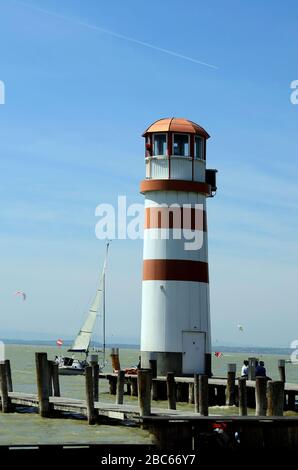 Austria, persone non identificate sul faro e molo sul lago Neusiedler Foto Stock