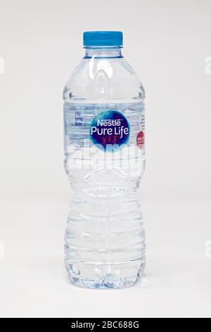 Una bottiglia di acqua Nestle pure Life su un fondo isolato Foto Stock