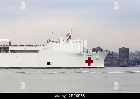 La nave dell'ospedale USNS Comfort che naviga lungo il fiume Hudson, New York, New York, 30 marzo 2020. Foto Stock