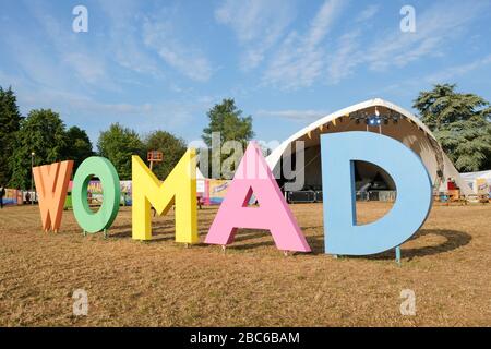 Cartello WOMAD multicolore, (World of Music and Dance) presso il sito del festival, Charlton Park, Regno Unito. Luglio 28, 2019 Foto Stock