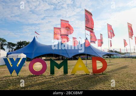 Cartello WOMAD multicolore, (World of Music and Dance) al di fuori della tenda Siam presso il sito del festival, Charlton Park, Regno Unito. Luglio 28, 2019 Foto Stock
