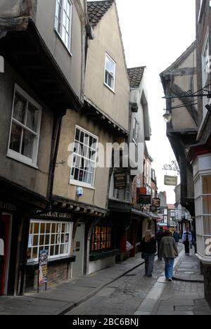 Gli Shambles ( ‘Scemble’ come è noto) si riferiscono spesso a una strada nel quartiere storico di York ed è la strada più antica della città. Il Foto Stock