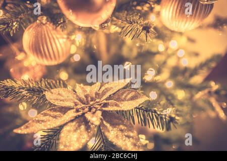 Albero di Natale decorato su sfondo sfocato. Primo piano per le vacanze, decorazione dorata Foto Stock