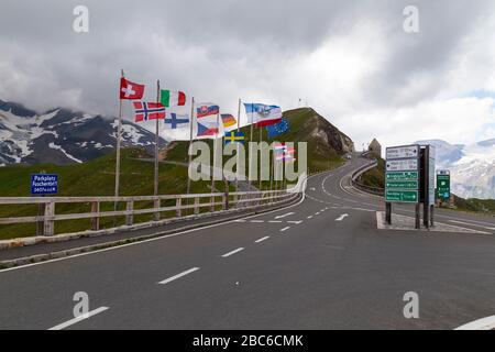 La Strada alpina del Grossglockner Strada alpina è la più alta montagna passare in Austria. Bruck si collega allo stato di Salisburgo con Heiligenblut in Carinzia attraverso il FUSC Foto Stock