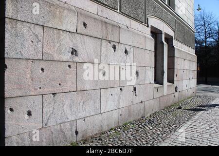 Marcature per bombardamenti sulla vecchia Università di tecnologia edificio principale, Helsinki, Finlandia. Foto Stock