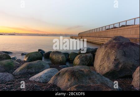 Alba sulla spiaggia di Eiranranta a Helsinki, vicino al centro della città, Finlandia, Europa Foto Stock
