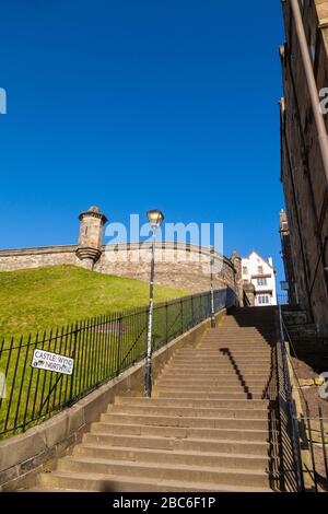 Castle Wynd North Steps vicino al Castello di Edimburgo Foto Stock