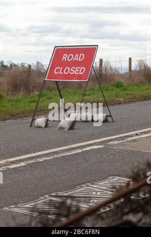 Cartello rosso strada chiusa su una strada con doppie linee bianche. Fife, Scozia Foto Stock
