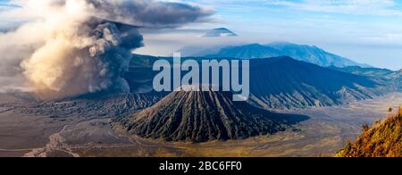 Una vista panoramica elevata del Monte bromo, del Monte Batok e del Parco Nazionale del bromo Tengger Semeru, Giava, Indonesia. Foto Stock