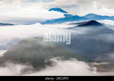 Una vista elevata del Monte Batok e del Bromo Tengger Semeru National Park, Java, Indonesia. Foto Stock