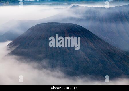 Una vista elevata del Monte Batok e del Bromo Tengger Semeru National Park, Java, Indonesia. Foto Stock