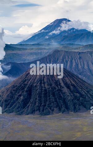 Una vista elevata del Monte Batok (in primo piano) e del Bromo Tengger Semeru National Park, Java, Indonesia. Foto Stock