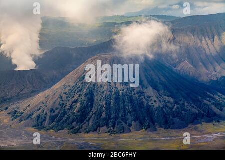 Una vista elevata del Monte bromo, del Monte Batok e del Parco Nazionale del bromo Tengger Semeru, Giava, Indonesia. Foto Stock