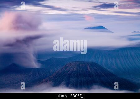 Una vista elevata del Monte bromo, del Monte Batok e del Parco Nazionale del bromo Tengger Semeru, Giava, Indonesia. Foto Stock