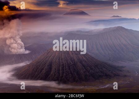 Una vista elevata del Monte bromo, del Monte Batok e del Parco Nazionale del bromo Tengger Semeru, Giava, Indonesia. Foto Stock