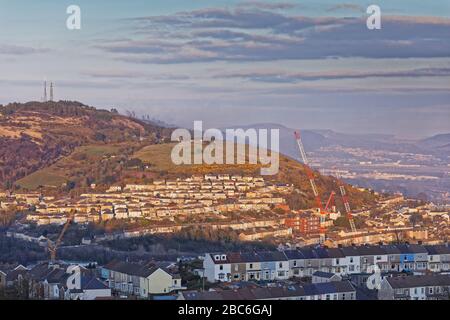 Il fumo è visibile su Kilvey Hill dopo lo scoppio di un incendio a Swansea, Galles, Regno Unito. Martedì 31 marzo 2020 Foto Stock