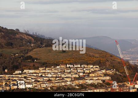 Il fumo è visibile su Kilvey Hill dopo lo scoppio di un incendio a Swansea, Galles, Regno Unito. Martedì 31 marzo 2020 Foto Stock