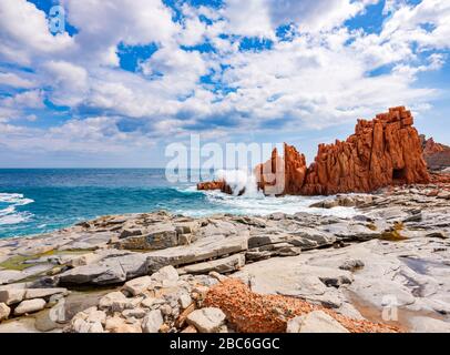 La silhouette del famoso reef porfiritico conosciuto come "rocce rosse" da Arbatax, Ogliastra, Capo Bellavista, Sardegna, Italia Foto Stock