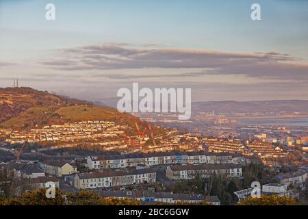 Il fumo è visibile su Kilvey Hill dopo lo scoppio di un incendio a Swansea, Galles, Regno Unito. Martedì 31 marzo 2020 Foto Stock