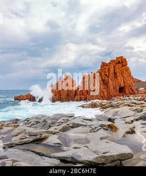 La silhouette del famoso reef porfiritico conosciuto come "rocce rosse" da Arbatax, Ogliastra, Capo Bellavista, Sardegna, Italia Foto Stock