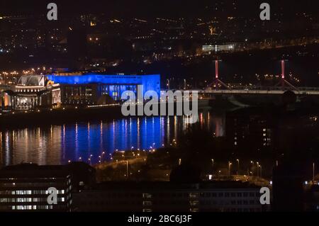 Budapest, Ungheria. 2nd Apr, 2020. Il simbolo di Budapest Palace of Arts è illuminato in blu per celebrare la Giornata mondiale dell'autismo a Budapest, Ungheria, 2 aprile 2020. La giornata è designata dalle Nazioni Unite per incoraggiare i paesi a compiere ulteriori passi in ricerca, diagnosi, trattamento e accettazione per coloro che sono affetti dal disturbo. Credit: Attila Volgyi/Xinhua/Alamy Live News Foto Stock