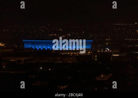 Budapest, Ungheria. 2nd Apr, 2020. Lo stadio di calcio Ferenc Puskas, simbolo di Budapest, è illuminato in blu per celebrare la Giornata mondiale dell'autismo a Budapest, Ungheria, 2 aprile 2020. La giornata è designata dalle Nazioni Unite per incoraggiare i paesi a compiere ulteriori passi in ricerca, diagnosi, trattamento e accettazione per coloro che sono affetti dal disturbo. Credit: Attila Volgyi/Xinhua/Alamy Live News Foto Stock