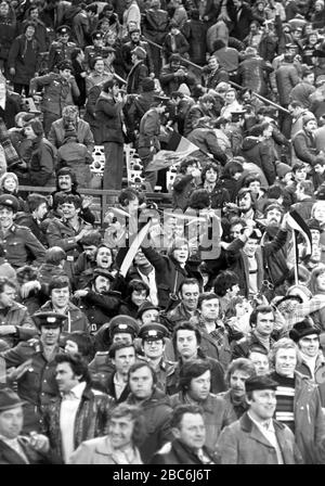 10 ottobre 1981, Sassonia, Lipsia: La nazionale di calcio della GDR gioca contro la nazionale polacca il 10 ottobre 1981 nel Central Stadium di Lipsia, nell'ambito della qualificazione per il Campionato europeo di calcio del 1982, perdendo la partita 2:3, l'ultima partita internazionale sotto il coach nazionale Georg Buschner. Foto: Volkmar Heinz/dpa-Zentralbild/ZB Foto Stock