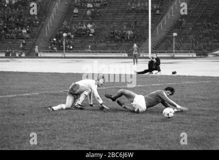 10 ottobre 1981, Sassonia, Lipsia: La nazionale di calcio della GDR gioca contro la nazionale polacca il 10 ottobre 1981 nel Central Stadium di Lipsia, nell'ambito della qualificazione per il Campionato europeo di calcio del 1982, perdendo la partita 2:3, l'ultima partita internazionale sotto il coach nazionale Georg Buschner. Foto: Volkmar Heinz/dpa-Zentralbild/ZB Foto Stock