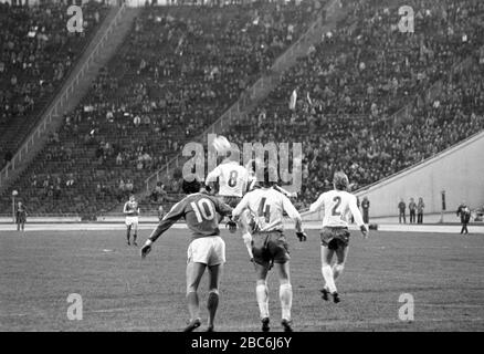 10 ottobre 1981, Sassonia, Lipsia: La nazionale di calcio della GDR gioca contro la nazionale polacca il 10 ottobre 1981 nel Central Stadium di Lipsia, nell'ambito della qualificazione per il Campionato europeo di calcio del 1982, perdendo la partita 2:3, l'ultima partita internazionale sotto il coach nazionale Georg Buschner. Foto: Volkmar Heinz/dpa-Zentralbild/ZB Foto Stock