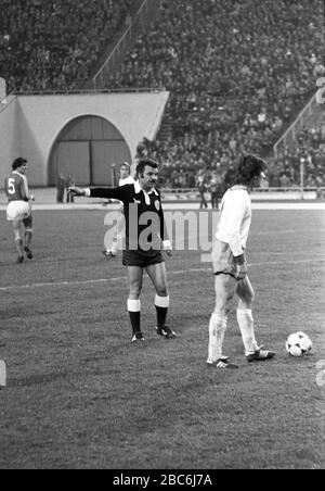 10 ottobre 1981, Sassonia, Lipsia: La nazionale di calcio della GDR gioca contro la nazionale polacca il 10 ottobre 1981 nel Central Stadium di Lipsia, nell'ambito della qualificazione per il Campionato europeo di calcio del 1982, perdendo la partita 2:3, l'ultima partita internazionale sotto il coach nazionale Georg Buschner. Foto: Volkmar Heinz/dpa-Zentralbild/ZB Foto Stock