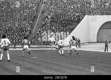 10 ottobre 1981, Sassonia, Lipsia: La nazionale di calcio della GDR gioca contro la nazionale polacca il 10 ottobre 1981 nel Central Stadium di Lipsia, nell'ambito della qualificazione per il Campionato europeo di calcio del 1982, perdendo la partita 2:3, l'ultima partita internazionale sotto il coach nazionale Georg Buschner. Foto: Volkmar Heinz/dpa-Zentralbild/ZB Foto Stock