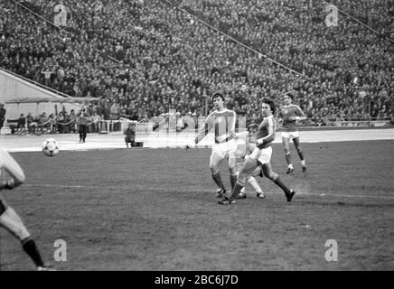 10 ottobre 1981, Sassonia, Lipsia: La nazionale di calcio della GDR gioca contro la nazionale polacca il 10 ottobre 1981 nel Central Stadium di Lipsia, nell'ambito della qualificazione per il Campionato europeo di calcio del 1982, perdendo la partita 2:3, l'ultima partita internazionale sotto il coach nazionale Georg Buschner. Foto: Volkmar Heinz/dpa-Zentralbild/ZB Foto Stock