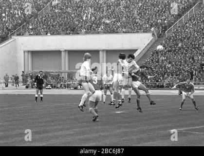 10 ottobre 1981, Sassonia, Lipsia: La nazionale di calcio della GDR gioca contro la nazionale polacca il 10 ottobre 1981 nel Central Stadium di Lipsia, nell'ambito della qualificazione per il Campionato europeo di calcio del 1982, perdendo la partita 2:3, l'ultima partita internazionale sotto il coach nazionale Georg Buschner. Foto: Volkmar Heinz/dpa-Zentralbild/ZB Foto Stock