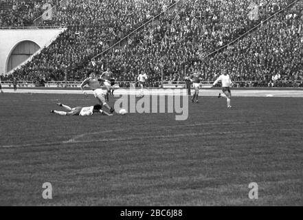 10 ottobre 1981, Sassonia, Lipsia: La nazionale di calcio della GDR gioca contro la nazionale polacca il 10 ottobre 1981 nel Central Stadium di Lipsia, nell'ambito della qualificazione per il Campionato europeo di calcio del 1982, perdendo la partita 2:3, l'ultima partita internazionale sotto il coach nazionale Georg Buschner. Foto: Volkmar Heinz/dpa-Zentralbild/ZB Foto Stock