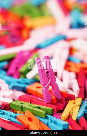 Piccoli spazi di colori diversi si chiudono come una texture e uno sfondo a schermo intero. Clothespins decorativi per creatività. Foto Stock