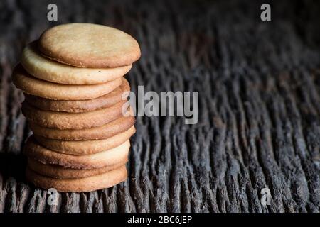 Una torre di biscotti su un asse di legno. Messa a fuoco selettiva e spazio per la copia Foto Stock