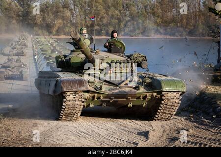 VICINO A TITEL, SERBIA - NOVEMBRE 07 2018; l'esercito serbo principale serbatoio di battaglia M84 (versione del sovietico T-72) equipaggi durante la flotta fluviale. La Serbia segnerà il centesimo posto Foto Stock