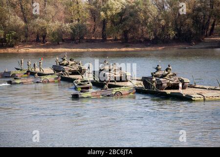 VICINO A TITEL, SERBIA - NOVEMBRE 06 2018; l'esercito serbo principale serbatoio di battaglia M84 (versione del sovietico T-72) equipaggi durante la flotta fluviale. La Serbia segnerà il centesimo posto Foto Stock