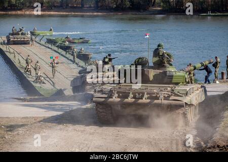 VICINO A TITEL, SERBIA - NOVEMBRE 06 2018; l'esercito serbo principale serbatoio di battaglia M84 (versione del sovietico T-72) equipaggi durante la flotta fluviale. La Serbia segnerà il centesimo posto Foto Stock