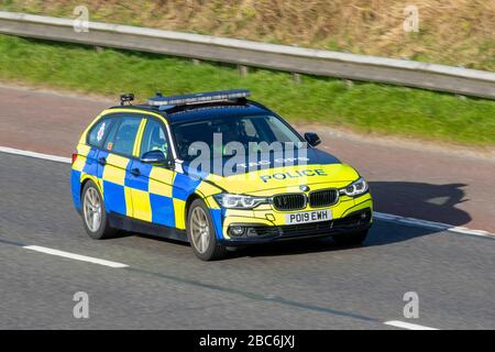 TAC Ops, divisione Tactical Operations. Regno Unito polizia traffico veicolare, trasporti, moderne, berline, nord-bound sulla autostrada M6 a 3 corsie. Foto Stock