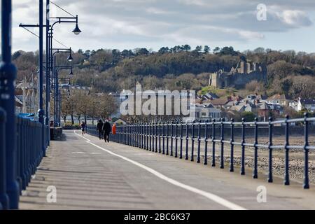 Nella foto: Il lungomare di Mumbles, che è solitamente occupato con la gente il pomeriggio di domenica quando è soleggiato, ora è deserto a Swansea, Galles, Regno Unito. Dom Foto Stock