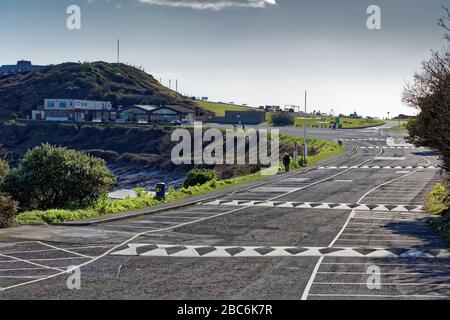 Nella foto: Il parcheggio in Bracelet Bay, che di solito è occupato con le persone di Domenica pomeriggio quando è soleggiato, è ora abbandonato a Swansea, Galles, Regno Unito. Foto Stock