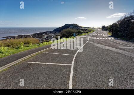 Nella foto: Il parcheggio in Bracelet Bay, che di solito è occupato con le persone di Domenica pomeriggio quando è soleggiato, è ora abbandonato a Swansea, Galles, Regno Unito. Foto Stock