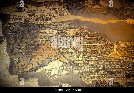 Gerusalemme sulla mappa di Madaba. La mappa di Madaba, una mappa a mosaico bizantina della città vecchia fortificata di Gerusalemme, con il cardo che corre da nord a sud Foto Stock