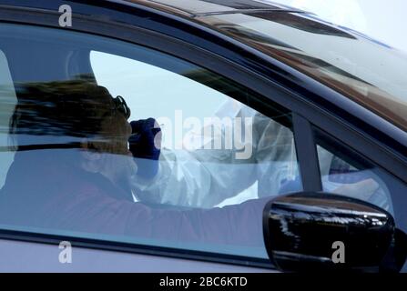 Roma, Italia. 03rd Apr, 2020. Roma, operatori sanitari della ASL Roma1 sottopone le persone a rischio di contagio ai tamponi di Covid 19 nella foto: Covid 19 tamponi a persone a rischio Credit: Independent Photo Agency/Alamy Live News Foto Stock