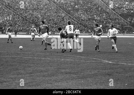 10 ottobre 1981, Sassonia, Lipsia: La nazionale di calcio della GDR gioca contro la nazionale polacca il 10 ottobre 1981 nel Central Stadium di Lipsia, nell'ambito della qualificazione per il Campionato europeo di calcio del 1982, perdendo la partita 2:3, l'ultima partita internazionale sotto il coach nazionale Georg Buschner. Foto: Volkmar Heinz/dpa-Zentralbild/ZB Foto Stock